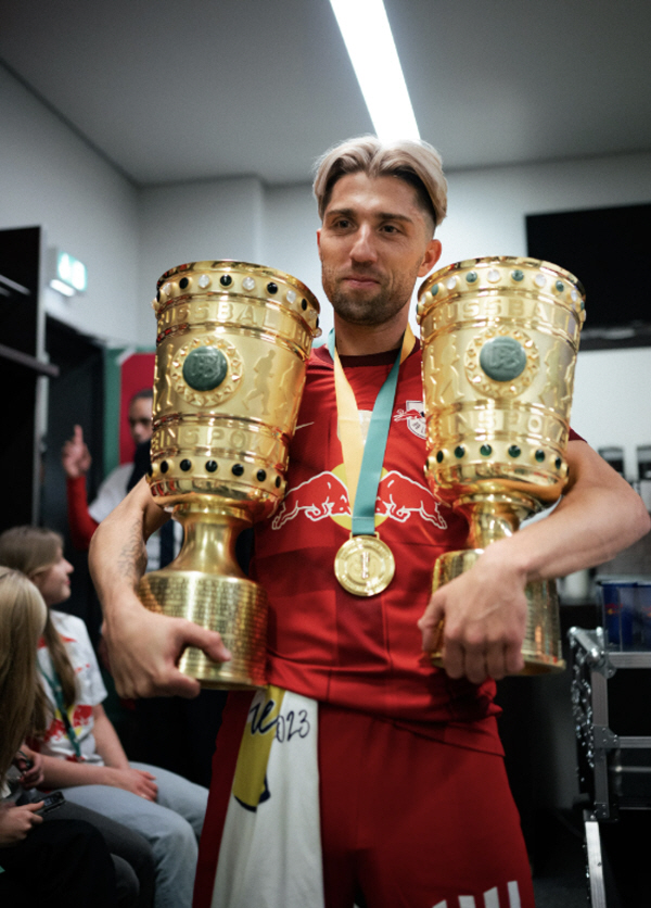 어느 리빙레전드의 '슬픈 작별', 친형 잃고 부친 위독 "가족에 집중"……