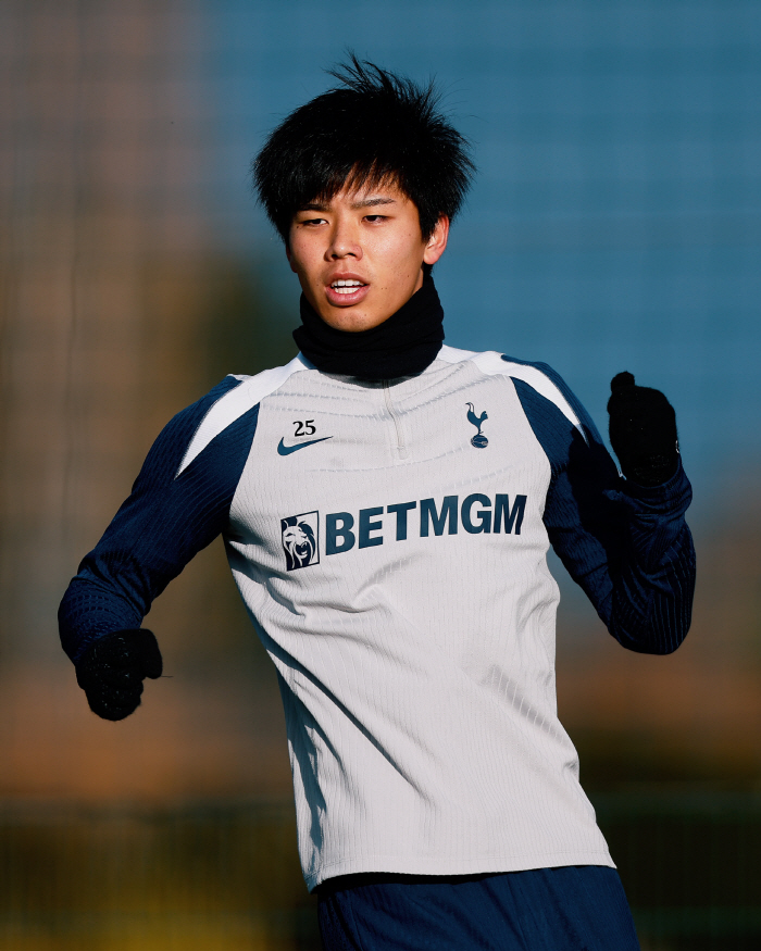 英 매체 단독! 일본 유망주 결국 토트넘 떠났다…'한국 혼혈' 옌스와 한솥밥→"1군서 1초도 못 뛰었어"