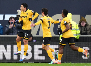 충격적이다! 쓰러진 황희찬, 방출설→강등 99%→득점포→부상 아웃…'악재의 연속' 부활 직전이었는데