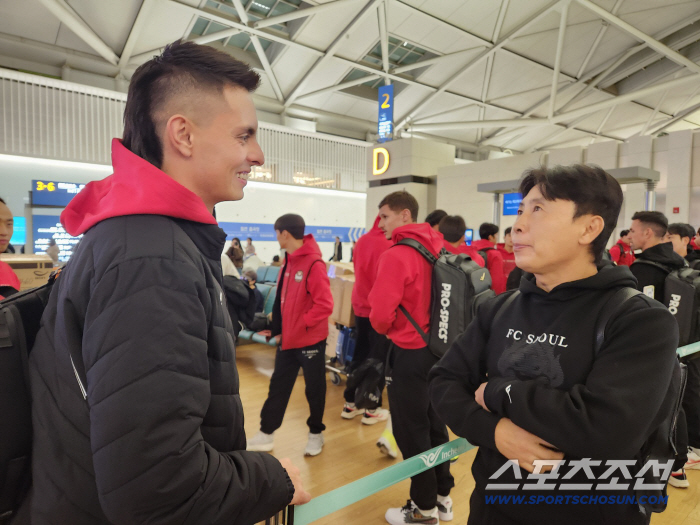[현장스케치]"명예 회복 노린다!" FC서울, 팬들 응원 속 2026시즌 '첫 발' 뗐다