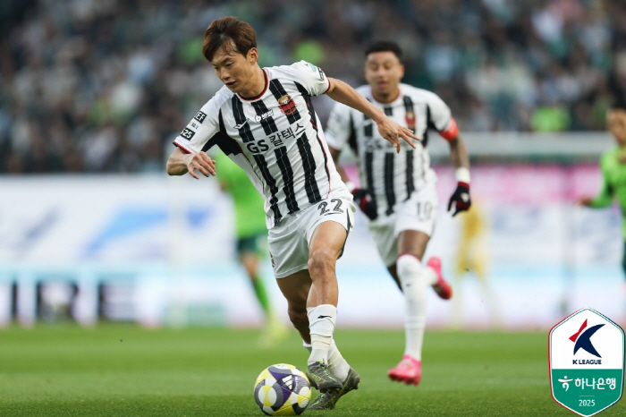 [현장인터뷰]FC서울 '맏형'된 김진수 "나만 생각할 수 없는 나이…시즌…