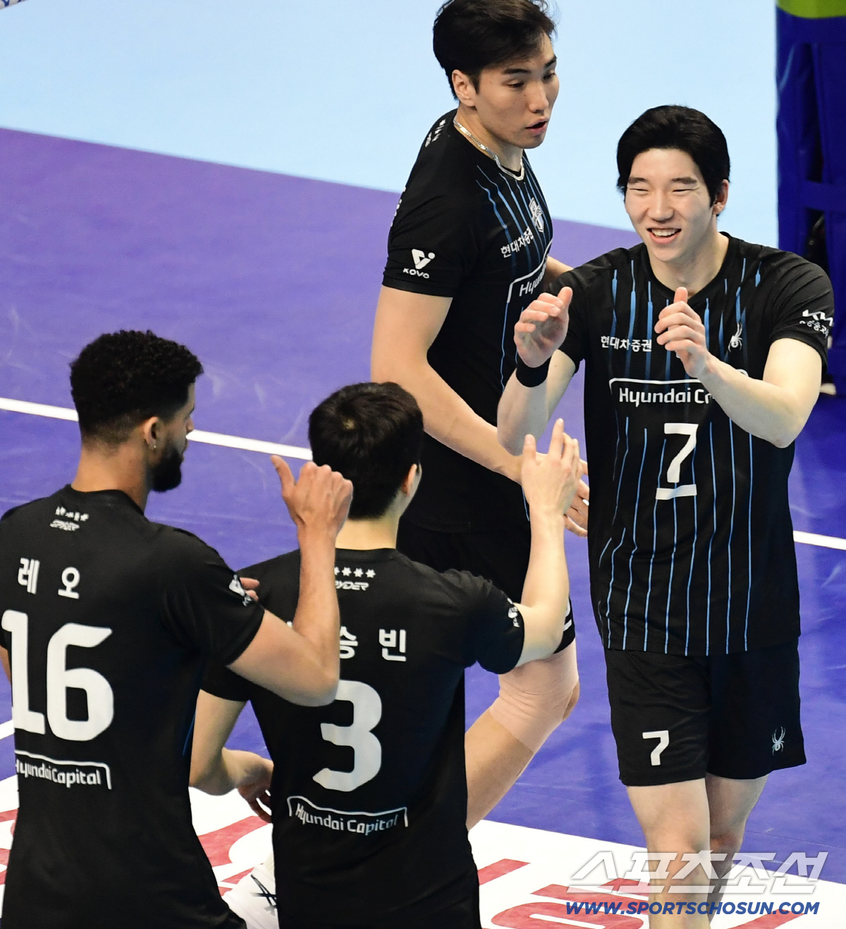 선두 경쟁 불붙었다! 현대캐피탈, '러셀 OH 승부수' 대한항공 셧아웃 …