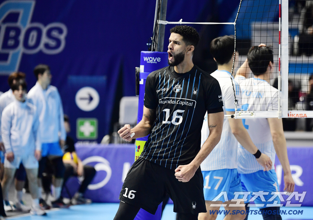 선두 경쟁 불붙었다! 현대캐피탈, '러셀 OH 승부수' 대한항공 셧아웃 …