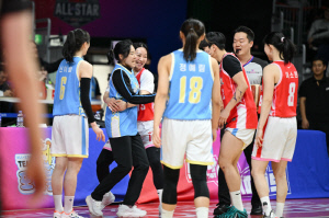 19세 소녀 분노의 발차기 사건→22년 뒤 올스타전을 뒤집어 놓았다. 최윤아 신한은행 감독 '발차기 오마주'