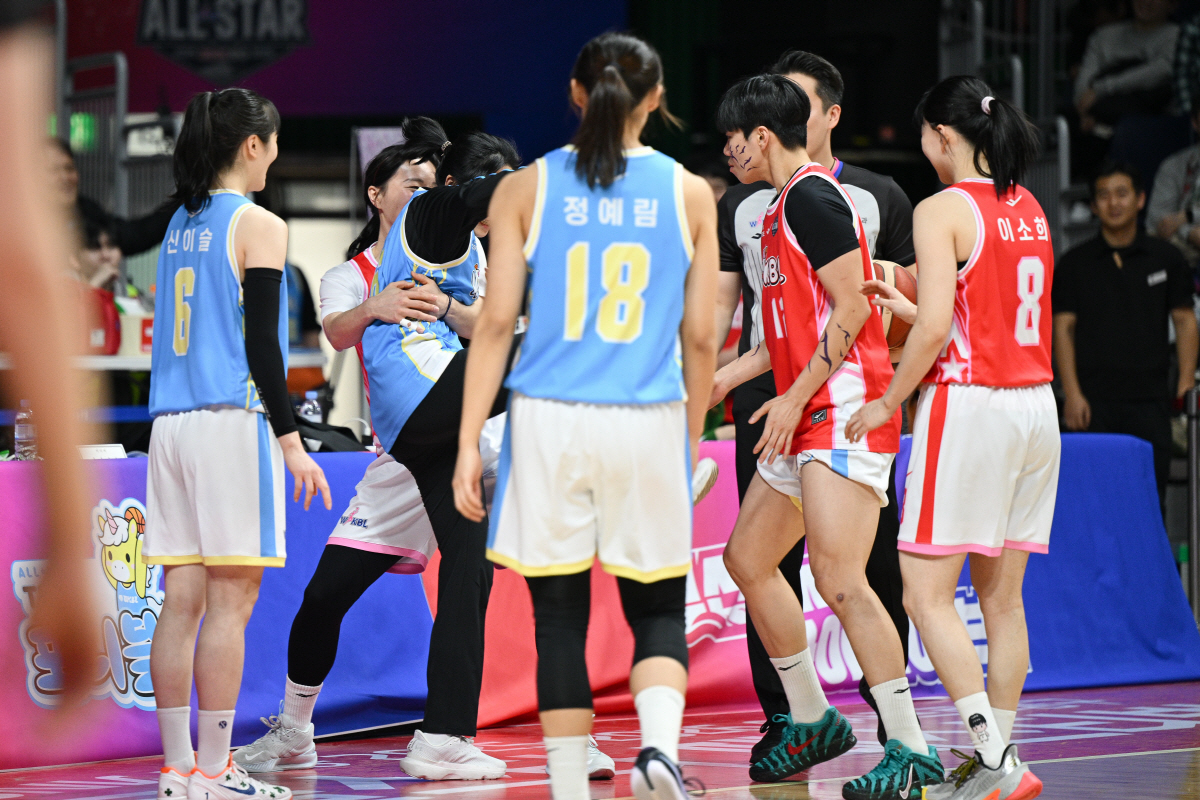 MVP 변소정+뉴 3점여왕 이소희+박소희 투 스몰 세리머니+최윤아 감독 …