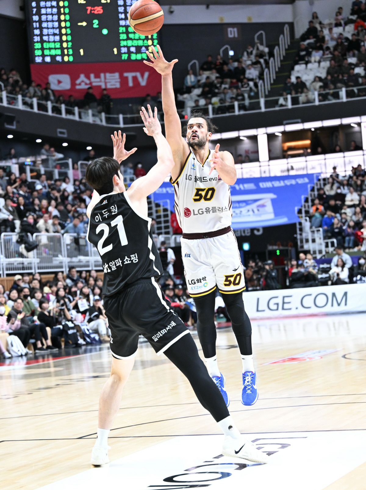 '데릭 윌리엄스 버저비터!' 수원 KT, '대어' 창원 LG 76-75 …