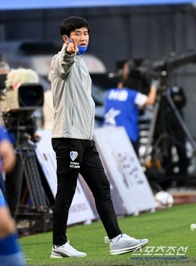 '수원삼성 레전드→수원FC 지휘봉'박건하 감독"승격 도전 위해 결심...…