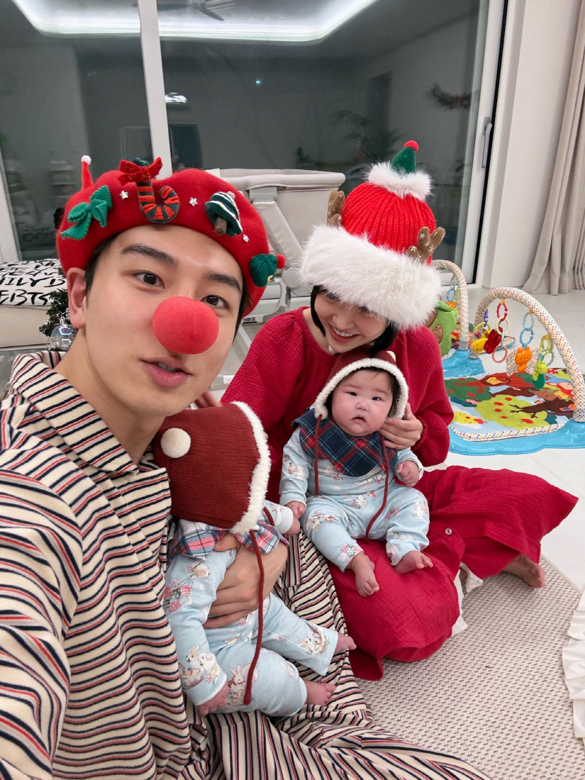 레이디제인, 168일된 쌍둥이 기쁜 소식 전했다..."첫 뒤집기 성공한 …