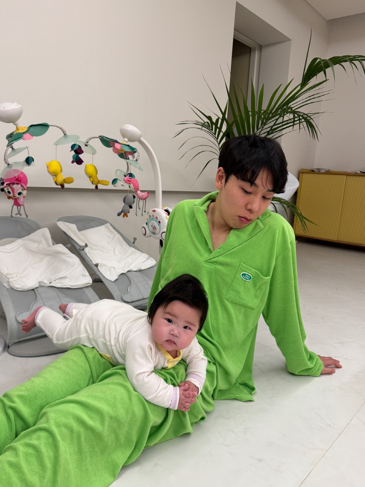 레이디제인, 168일된 쌍둥이 기쁜 소식 전했다..."첫 뒤집기 성공한 …