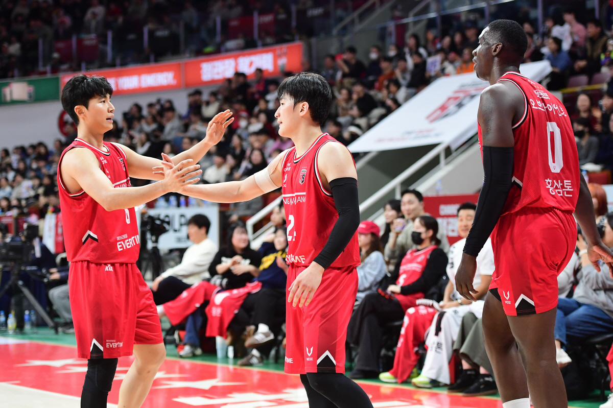 [KBL리뷰]'신인 문유현 번뜩였다' 정관장, KCC에 4연패 안겨…76…