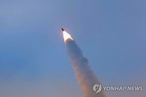 (평양 조선중앙통신=연합뉴스) 김정은 국무위원장이 어제 조선인민군 주요 화력타격 집단 관하 구분대 미사일 발사훈련을 참관했다고 북한 조선중앙통신이 5일 보도했다. 2026.1.5 [국내에서만 사용가능. 재배포 금지. For Use Only in the Republic of Korea. No Redistribution] nkphoto@yna.co.kr
