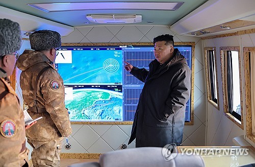 (평양 조선중앙통신=연합뉴스) 김정은 국무위원장이 어제 조선인민군 주요 화력타격 집단 관하 구분대 미사일 발사훈련을 참관했다고 북한 조선중앙통신이 5일 보도했다. 2026.1.5 [국내에서만 사용가능. 재배포 금지. For Use Only in the Republic of Korea. No Redistribution] nkphoto@yna.co.kr