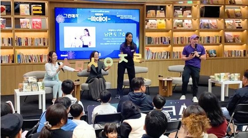 (서울=연합뉴스) K-푸드 브랜드 한글과자가 신세계그룹의 '쓱데이(SSG Day)' 기간을 맞아 열린 ESG 행사에서 ESG 사례를 소개해 주목받은 니디(왼쪽서 3번째)와 타일러(오른쪽서 첫번째). [한글과자 제공]