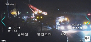 남해고속도 함안고개에서 트레일러-화물차 추돌…1명 사망