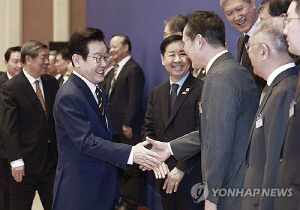 韓中 비즈니스 포럼에 '4대그룹' 총수 등 경제사절단 대거 참석