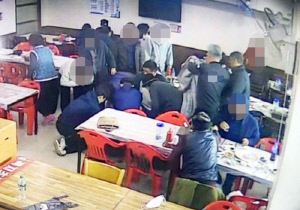 식당 알바하던 고교생들, 의식 잃은 80대 손님 심폐소생술 구조