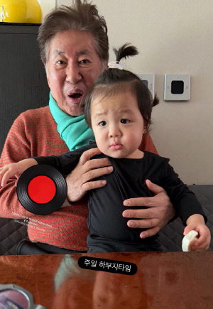 '76세 득남' 김용건, 子로 오해하겠네...닮은 18개월 손자 안고 '행복 타임'