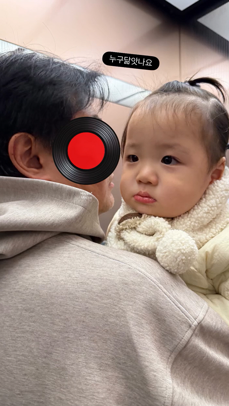 '76세 득남' 김용건, 子로 오해하겠네...닮은 18개월 손자 안고 '…