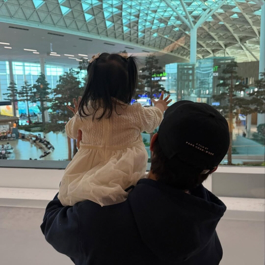 이민정♥이병헌 딸, 공주 드레스 입고 새해 인사 "걱정해 주셔서 감사"