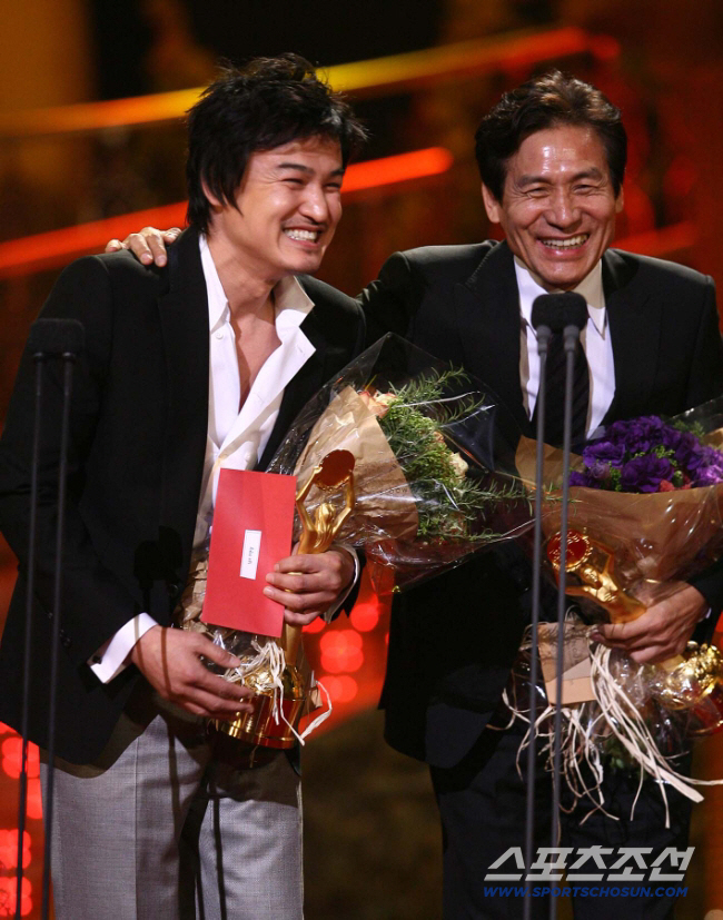 [종합] "韓영화 페르소나가 떠났다"…안성기, 69년 영화 외길 끝내고 …