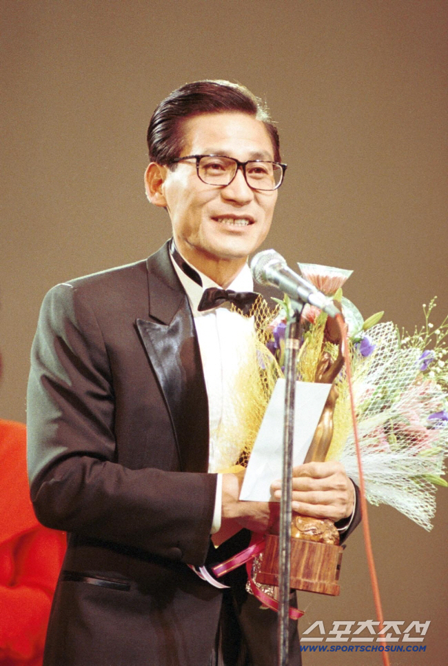 [종합] "韓영화 페르소나가 떠났다"…안성기, 69년 영화 외길 끝내고 …