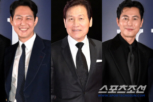 이정재·정우성, 국민 배우 안성기 마지막 길 배웅..눈물의 운구