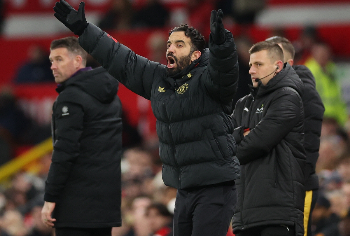 "나 좀 냅둬! 내가 코치야? 난 감독이야!" 맨유 아모림의 날선 비판.…