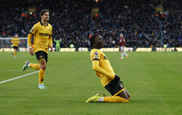 "너 진짜 18살 맞아?" 나 황희찬한테 칭찬 받았어!… "극찬 반가운 소식"→'무서운 신예' 늑대군단의 활력소