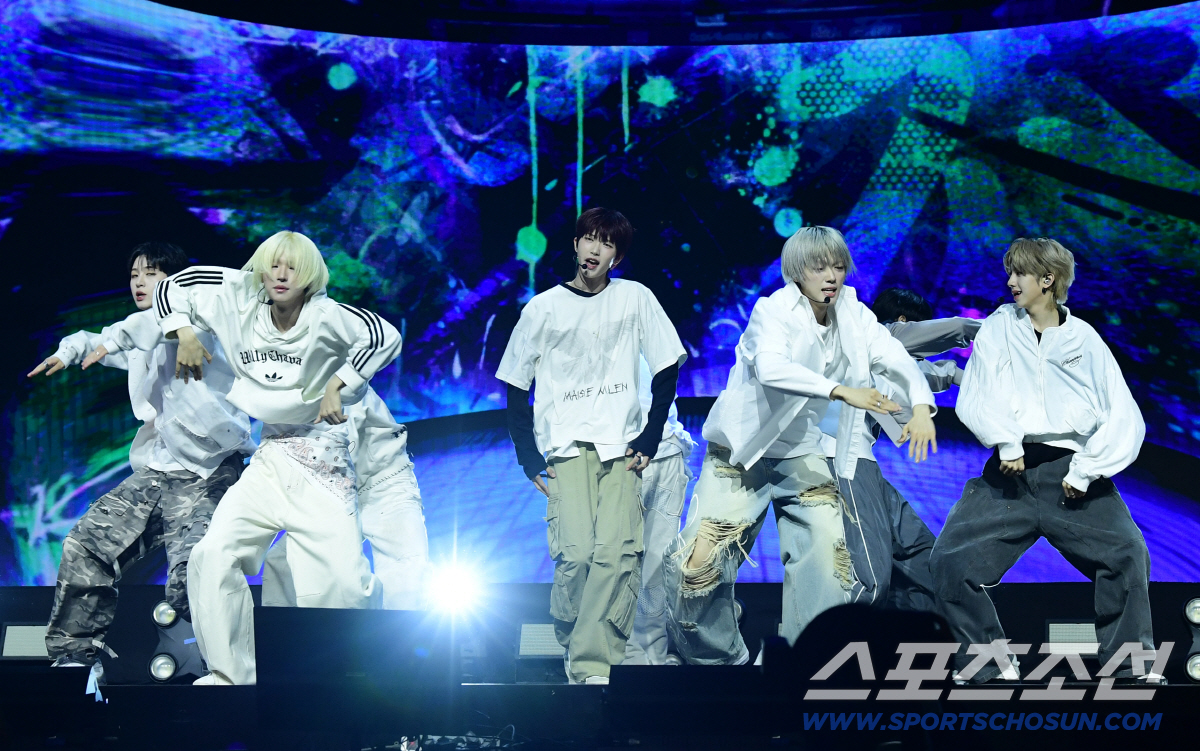 [SC현장]"초동 2배 소망"…아이덴티티, 멤버 확장만큼 키운 스케일(종…