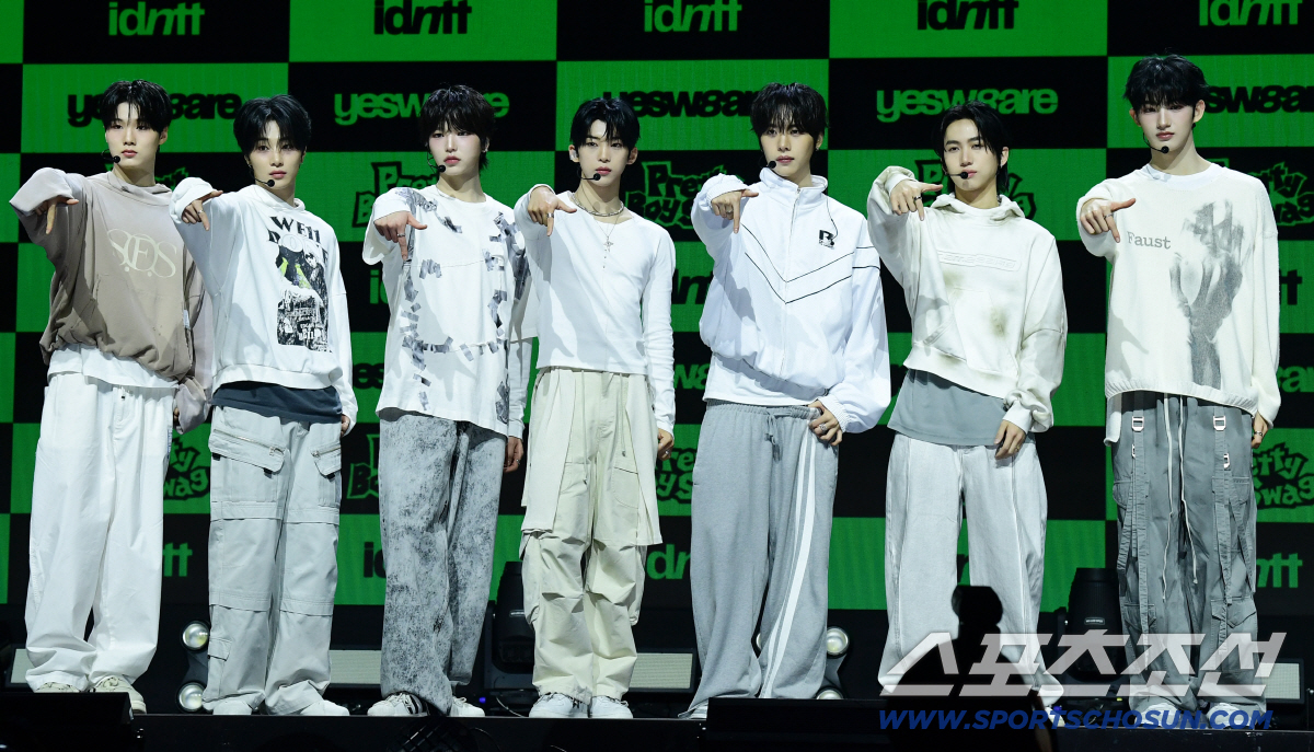 [SC현장]"초동 2배 소망"…아이덴티티, 멤버 확장만큼 키운 스케일(종…