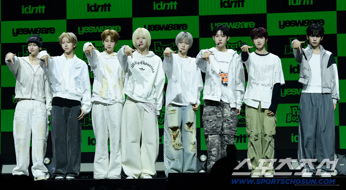 [SC현장]"초동 2배 소망"…아이덴티티, 멤버 확장만큼 키운 스케일(종…