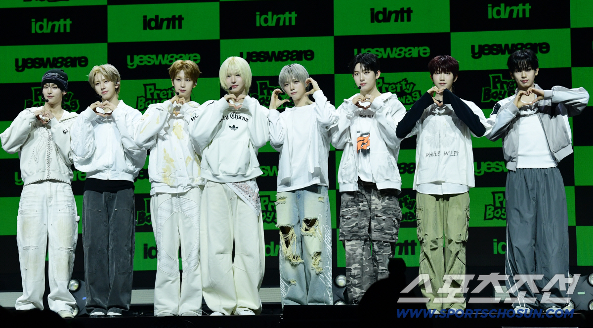 [SC현장]"초동 2배 소망"…아이덴티티, 멤버 확장만큼 키운 스케일(종…