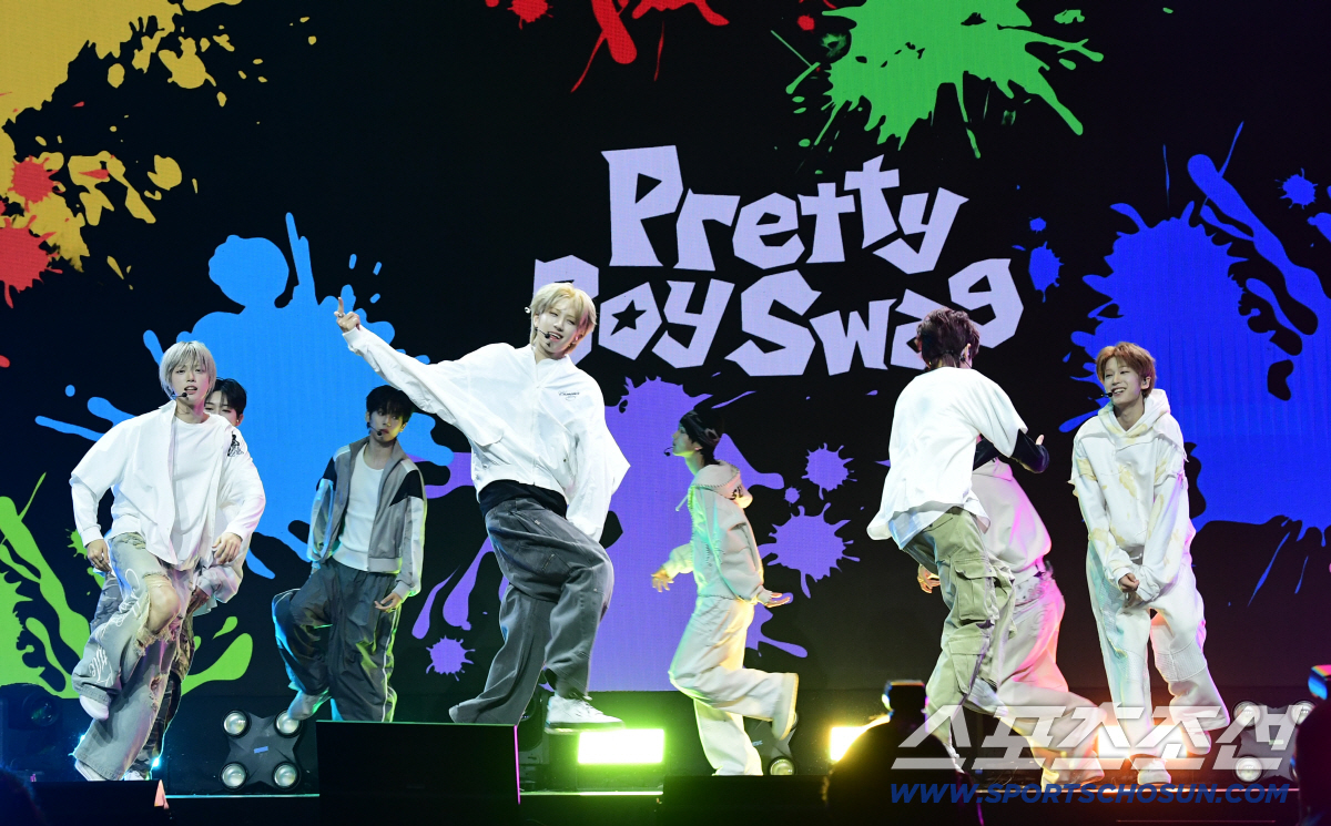 [SC현장]"초동 2배 소망"…아이덴티티, 멤버 확장만큼 키운 스케일(종…