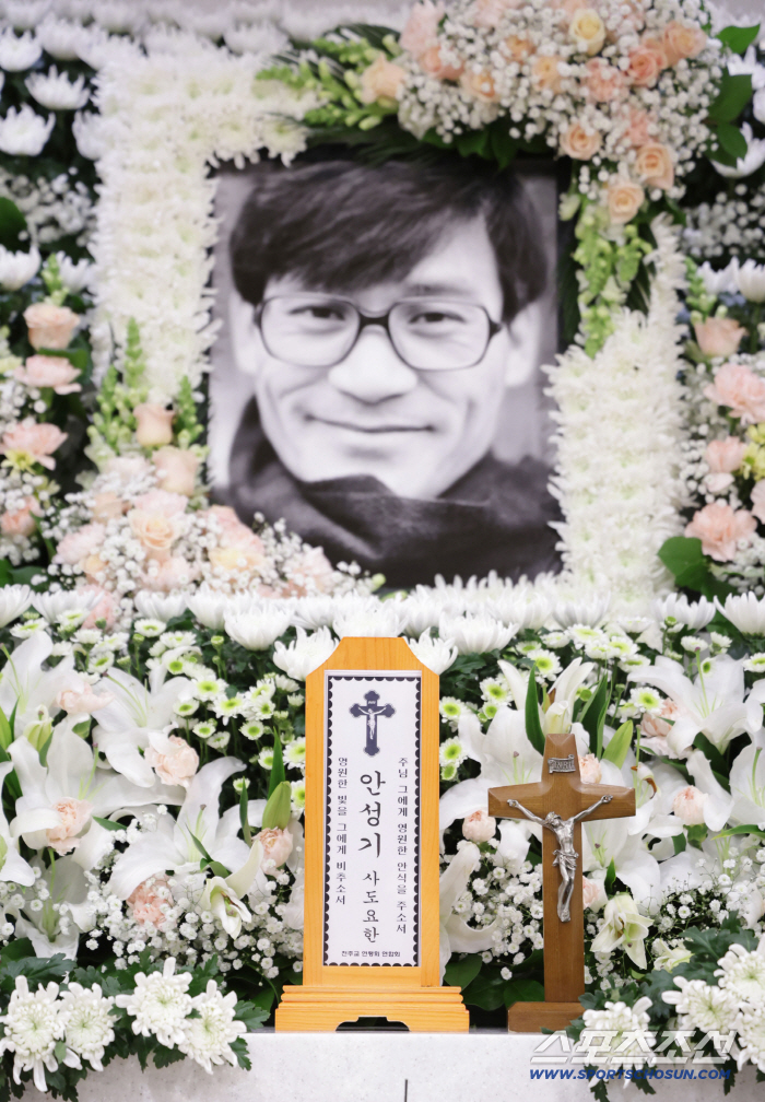 [SC이슈] "한국영화 생애를 함께해 온 '국민배우'"..故안성기에 금관문화훈장 추서