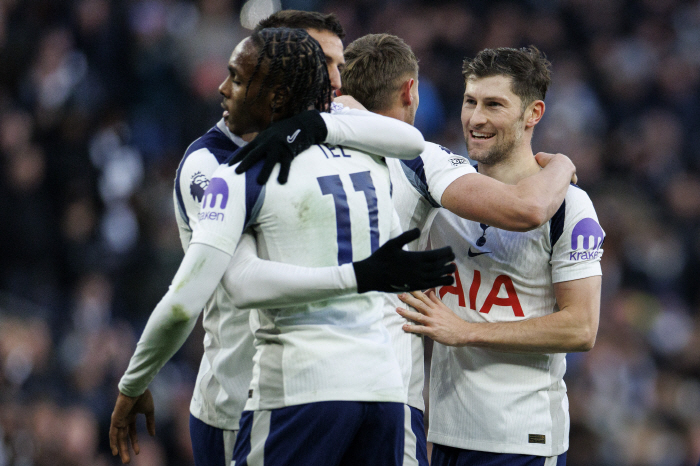 '손흥민의 절친' 데이비스의 토트넘 '선수 장사' 돌려까기 "머피의 법칙, 존슨이 떠나자 모하메드가 다쳤다"