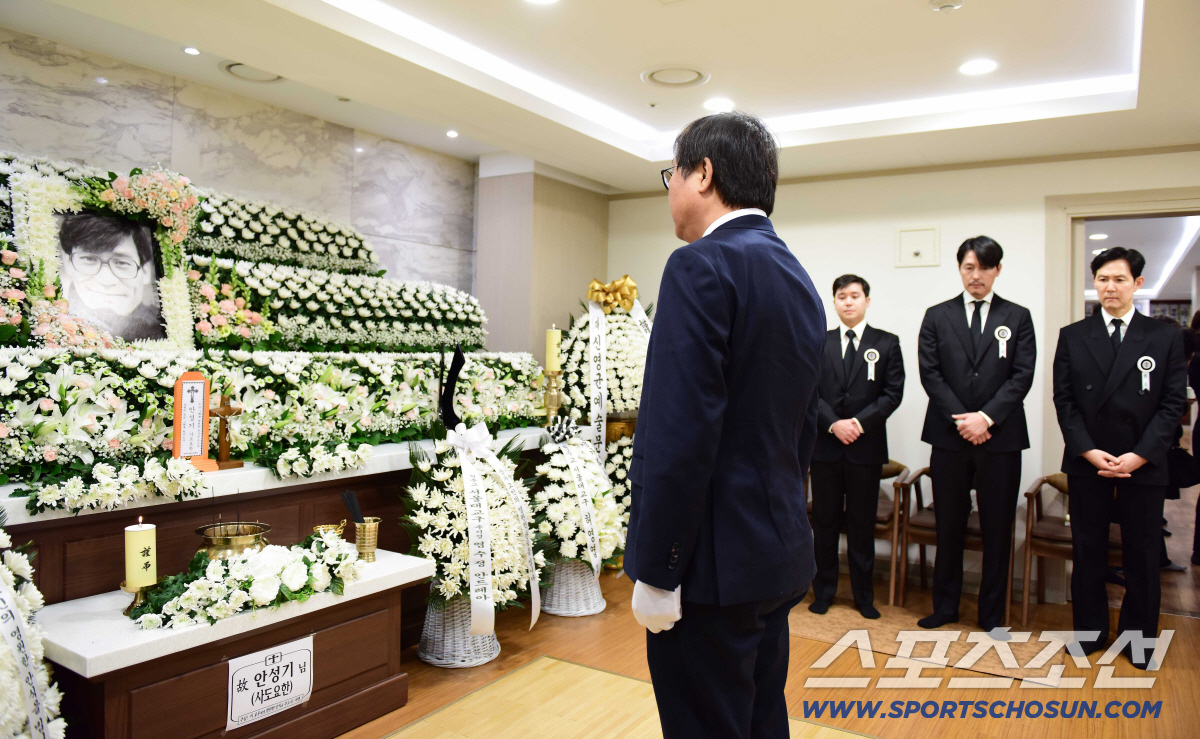 최휘영 문체부 장관, 故안성기에 '금관문화훈장' 추서…"아름다운 배우, …