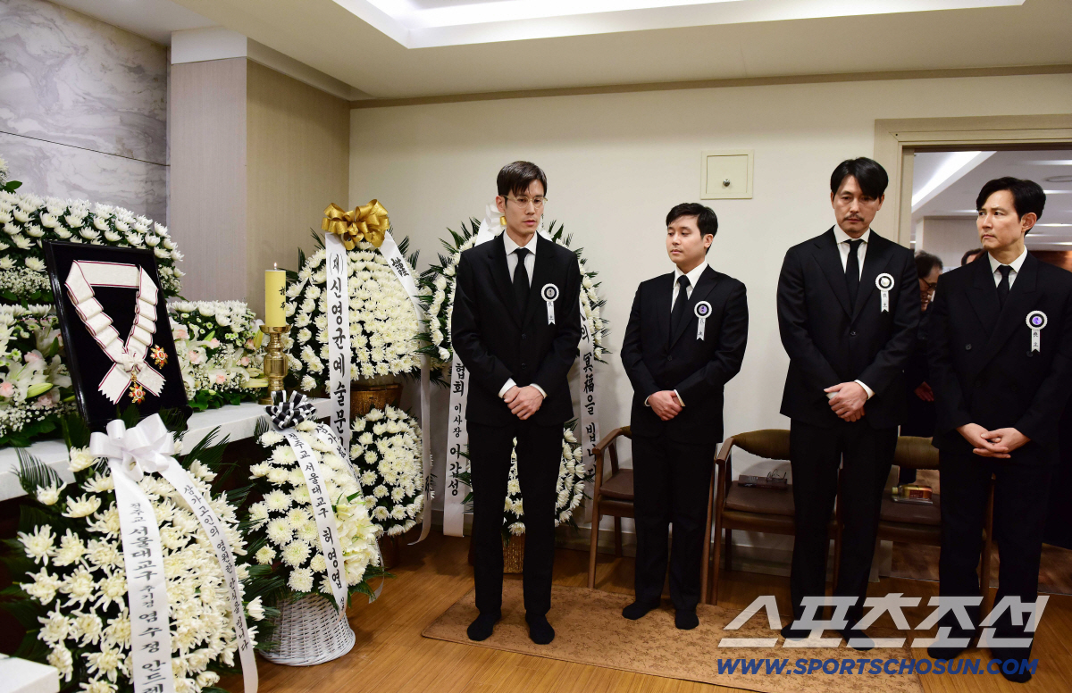 이정재·정우성, 故안성기 마지막 길 함께…두 아들과 조문객 맞았다[SC이…