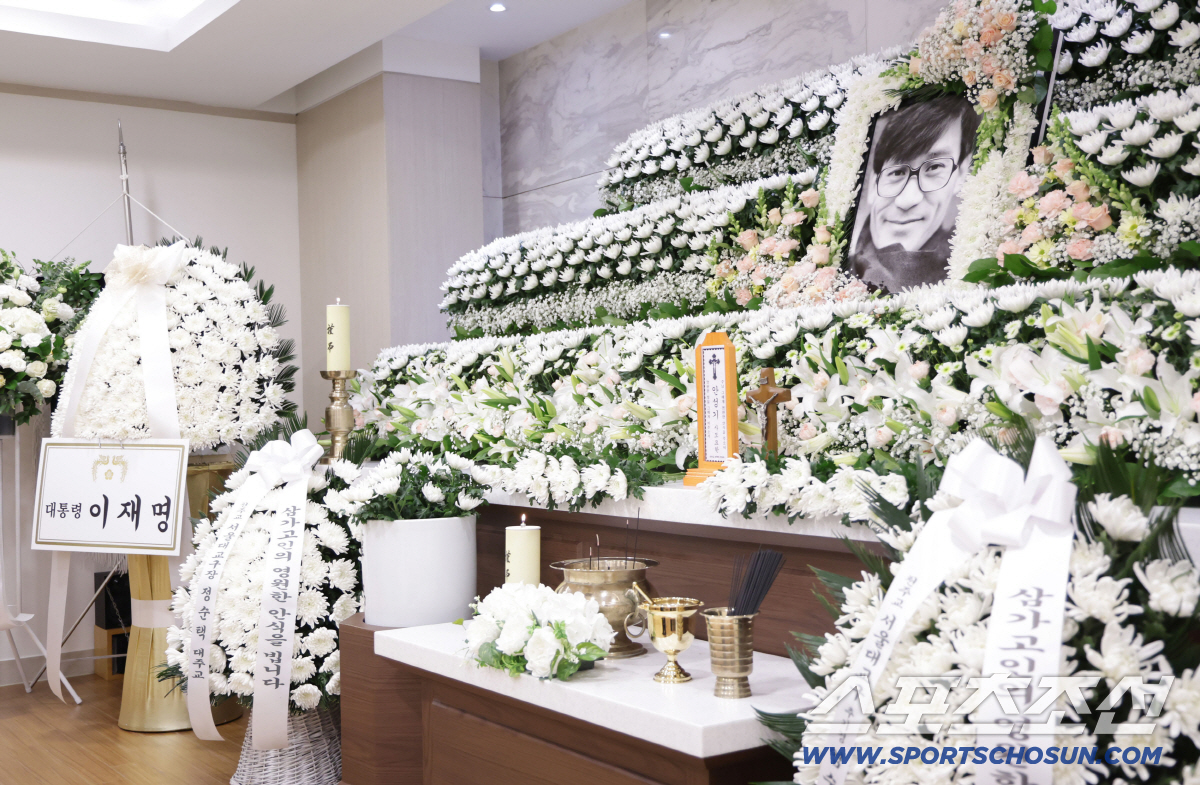 이정재·정우성, 故안성기 마지막 길 함께…두 아들과 조문객 맞았다[SC이…