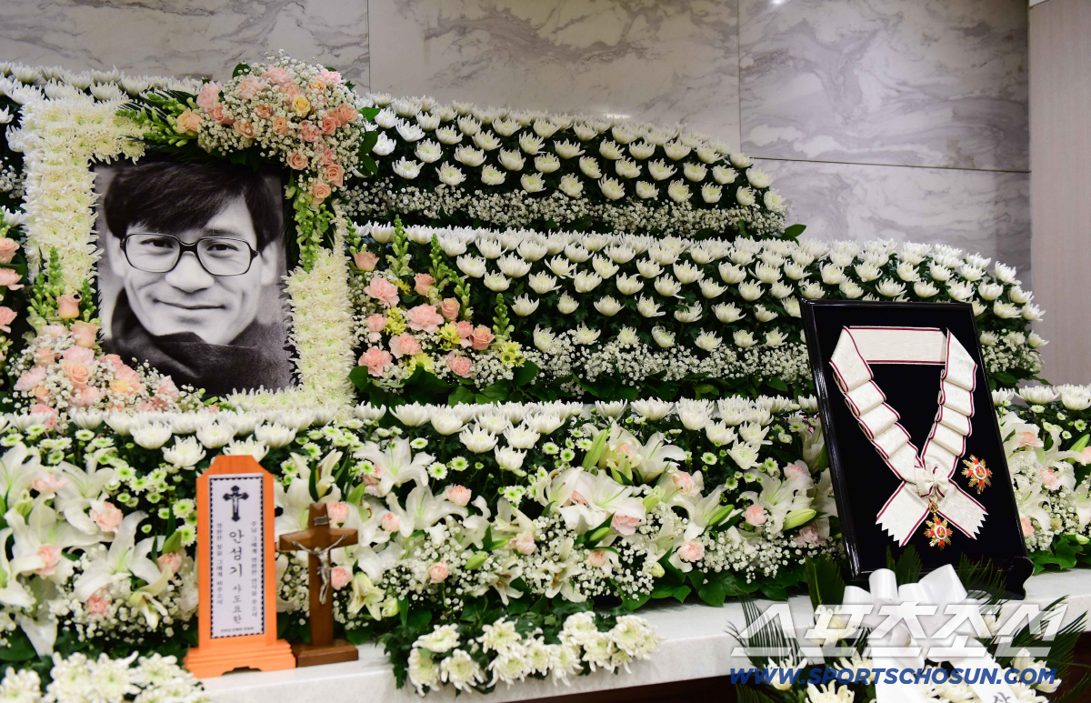 이정재·정우성, 故안성기 마지막 길 함께…두 아들과 조문객 맞았다[SC이…