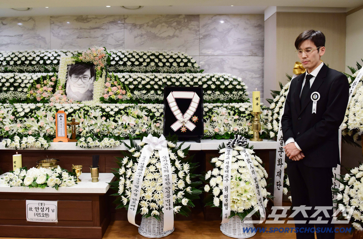 '별세' 故안성기, '60년지기 짝꿍' 조용필→'상주' 이정재·정우성과 …