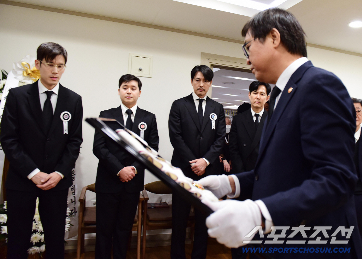 '별세' 故안성기, '60년지기 짝꿍' 조용필→'상주' 이정재·정우성과 …