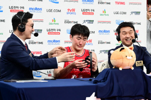 이토록 기대받는 1라운드 1순위는 없었다...'공수겸장 선언' 문유현, 뜨거운 눈물 흘린 홈 데뷔전