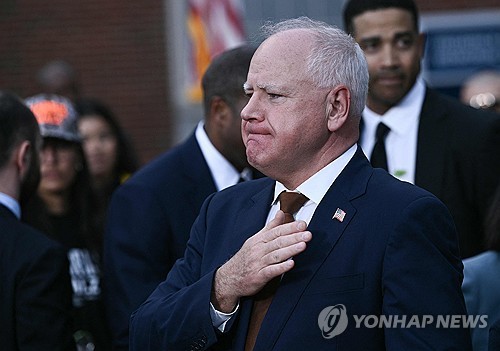 월즈, 트럼프의 '전방위 수사'에 미네소타 주지사 3선 포기