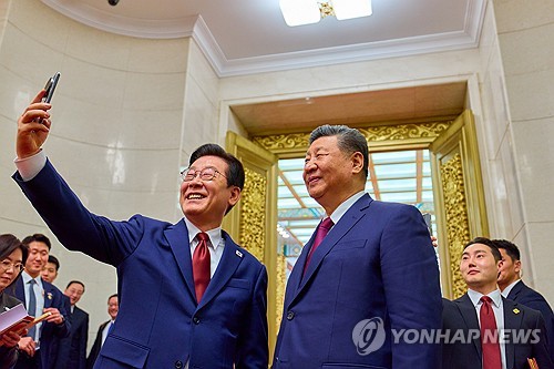 (베이징=연합뉴스) 한상균 기자 = 이재명 대통령과 시진핑 국가주석이 5일 중국 베이징 인민대회당에서 국빈만찬 후 샤오미폰으로 기념촬영을 하고 있다. 이 샤오미폰은 경주 정상회담 때 시 주석이 이 대통령에게 선물한 것이다. 2026.1.5 [공동취재 제공. 재판매 및 DB 금지] xyz@yna.co.kr