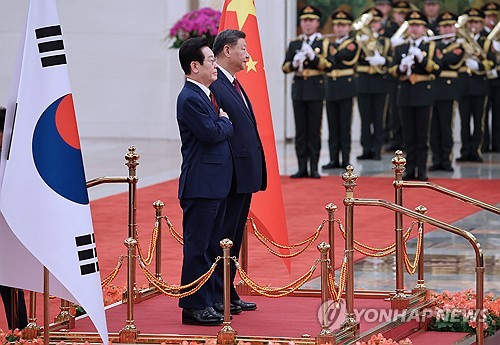 (베이징=연합뉴스) 한상균 기자 = 이재명 대통령이 5일 베이징 인민대회당에서 열린 이 대통령 공식환영식에서 국기에 경례하고 있다. 오른쪽은 시진핑 중국 국가주석. 2026.1.5 xyz@yna.co.kr