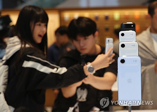 스마트폰 위 AI 전쟁 점화…시리·빅스비 체급 키운다