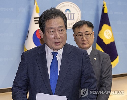 (서울=연합뉴스) 황광모 기자 = 더불어민주당 최고위원 보궐선거에 출마했던 유동철 부산 수영구 지역위원장이 6일 국회에서 열린 기자회견에서 최고위원 후보 사퇴를 발표한 뒤 회견장을 떠나고 있다. 2026.1.6 hkmpooh@yna.co.kr