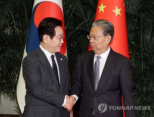 李대통령 "한중관계 발전 지지 부탁"…자오러지 "정상궤도 복귀"