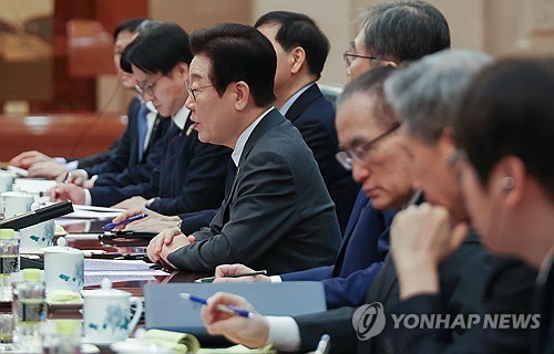 (베이징=연합뉴스) 한상균 기자 = 중국을 국빈방문 중인 이재명 대통령이 6일 베이징 인민대회당에서 진행된 국회의장 격인 자오러지 전국인민대표대회 상무위원장과의 면담에서 발언하고 있다. 2026.1.6 xyz@yna.co.kr