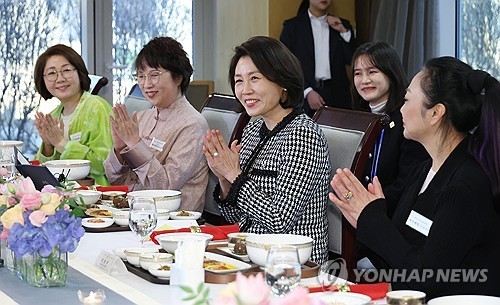 북경한국국제학교 찾은 金여사…"韓中 미래 밝히는 등불"